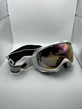 Oakley White Ski/Snowboard Goggles with Mirrored Lens